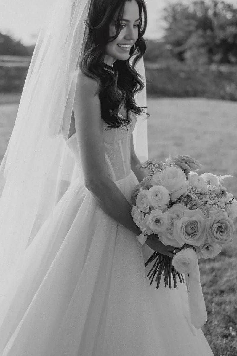 Vestidos de novia de tul con escote en forma de corazón y brillantes con corte en A